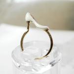 White shoe ring in gold 6.5 US size..