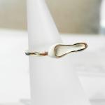 White shoe ring in gold 6.5 US size..