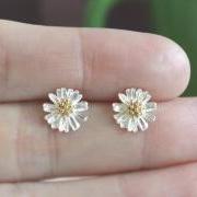 Tiny daisy flower earring in silver