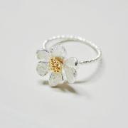 Daisy ring 6 Size with twisted ringband in silver