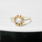 Tiny Daisy ring 6 Size with twisted ringband in gold