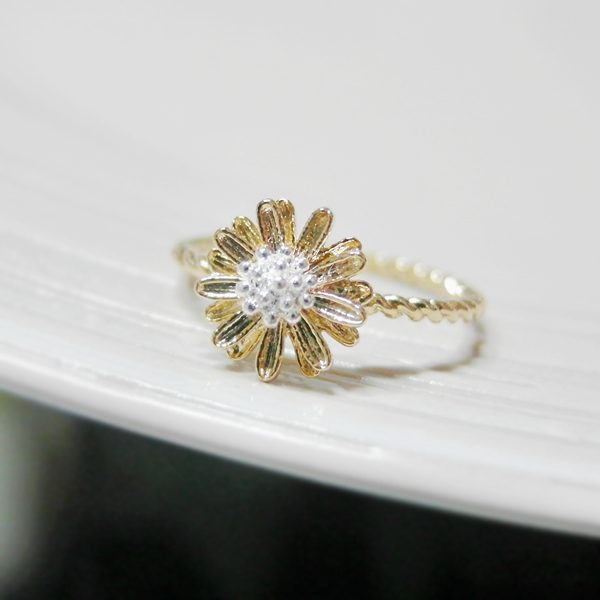 Tiny Daisy Ring 6 Size With Twisted Ringband In Gold on Luulla