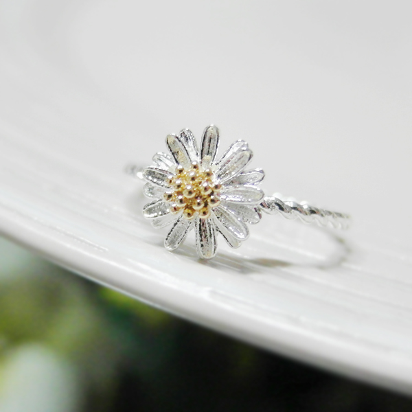 Tiny Daisy Ring 6 Size With Twisted Ringband In Silver on Luulla