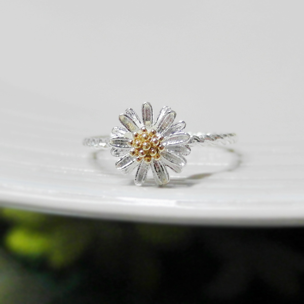 Tiny Daisy Ring 6 Size With Twisted Ringband In Silver on Luulla
