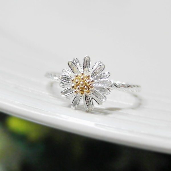 Tiny Daisy Ring 7 Size With Twisted Ringband In Silver on Luulla