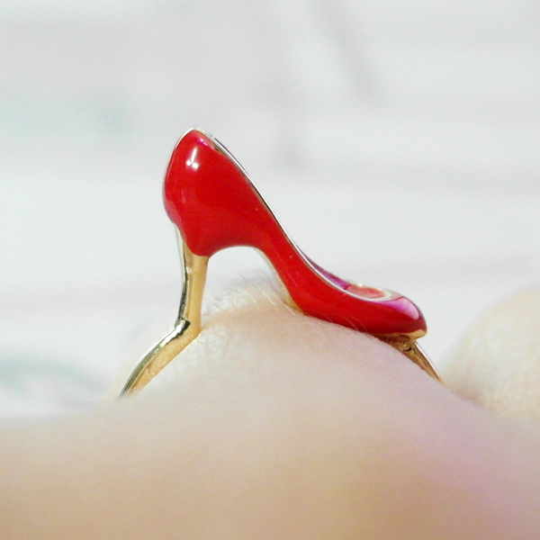 Red shoe ring in gold 6.5 US size 