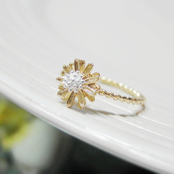Tiny Daisy Ring 6 Size With Twisted Ringband In Gold on Luulla