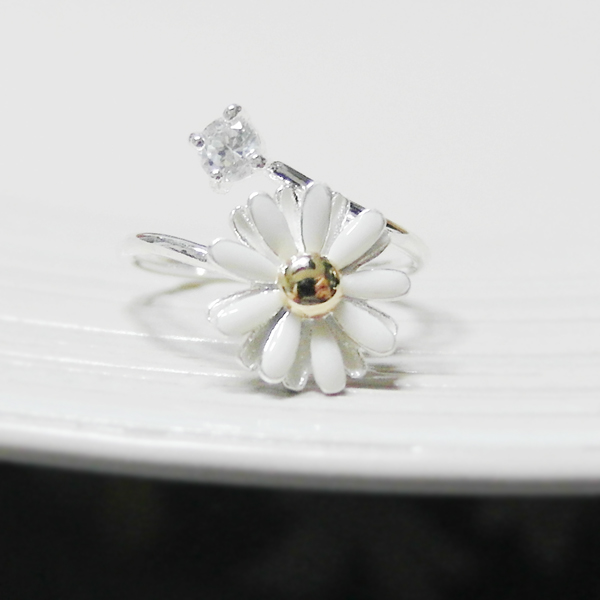 Adjustable White Daisy Flower Ring on Luulla